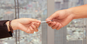 Personalización que deja huella: incorpora tu tarjeta de visita en cada funda